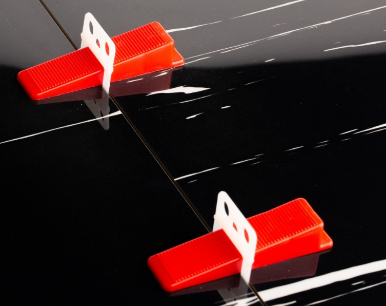 Tile leveling clips and wedges
